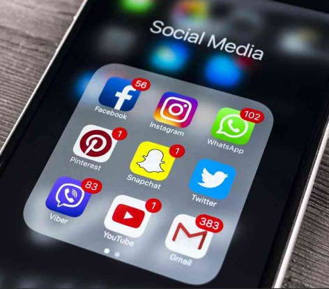Scuole Seattle fanno causa a social media, danneggiano ragazzi.