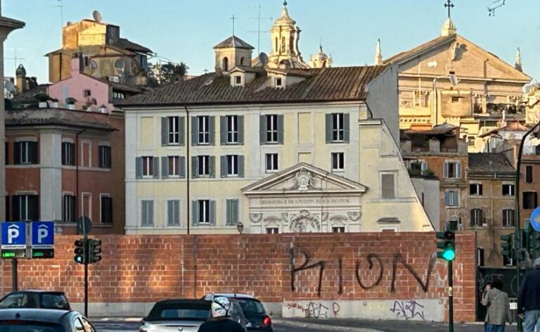 Giù le mani da Via Giulia: via il muro che devasta uno dei paesaggi più belli al mondo.