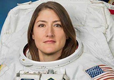Una donna e tre uomini voleranno intorno alla Luna nel 2024.