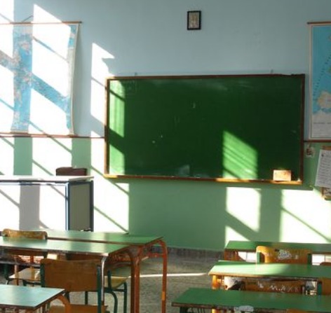 Oristano, maestra sospesa per aver fatto pregare bambini in classe.