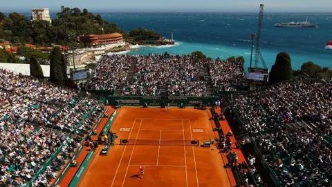 La terra rossa colora il tennis: Berrettini cerca risposte, Sinner vuole conferme.