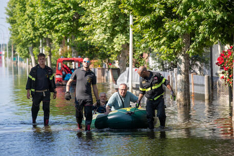 Alluvione, rischi dalle acque stagnanti, ‘via dalle case allagate’.