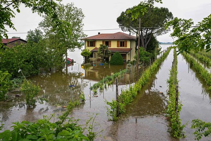 Alluvione in Emilia-Romagna: allerta rossa. La premier domani nella regione, 36mila gli sfollati.