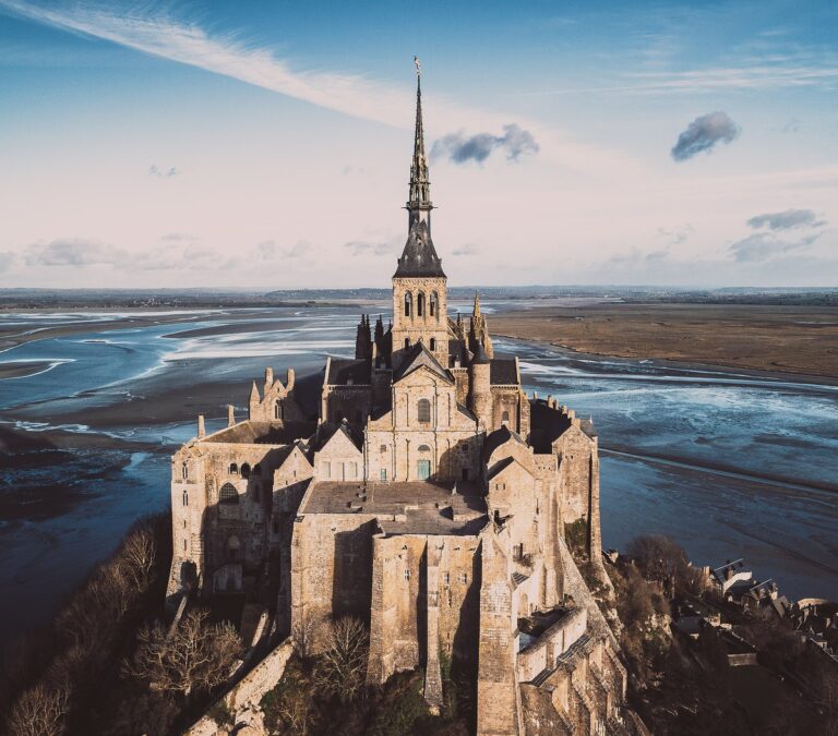 L’Abbazia di Mont Saint-Michel compie 1000 anni. Gli eventi del 2023 tra arte e spettacolo.