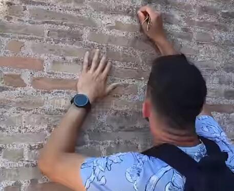 Turista sfregia il Colosseo, rischia carcere e maxi multa.