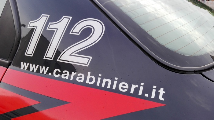 Bambina chiama il 112, papà sta picchiando la mamma.