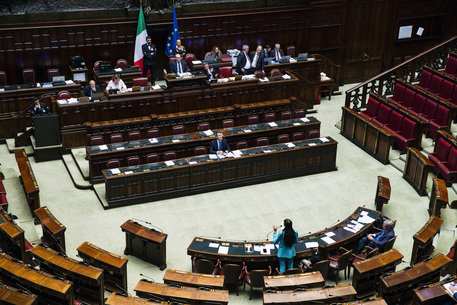 Mes, la maggioranza presenta una sospensiva di 4 mesi.