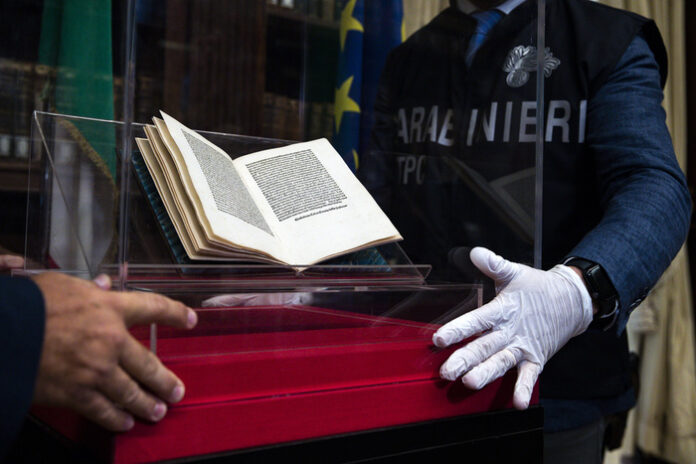 Cerimonia di restituzione di un incunabolo del 1493 con cui Cristoforo Colombo, al rientro dalle Americhe, descrive il suo viaggio ai Reali di Spagna