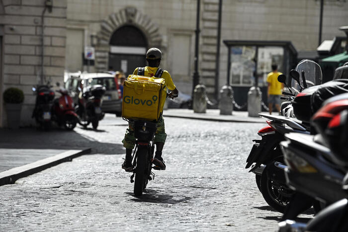 Punti sosta e tutele, Roma aiuta i rider col caldo.