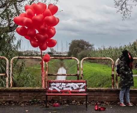 Ai domiciliari perseguita l’ex, lei si suicida.