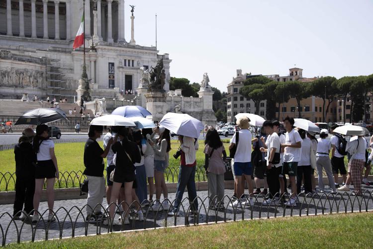 Caldo record in Italia, mercoledì 19 luglio il picco: 23 città da bollino rosso.