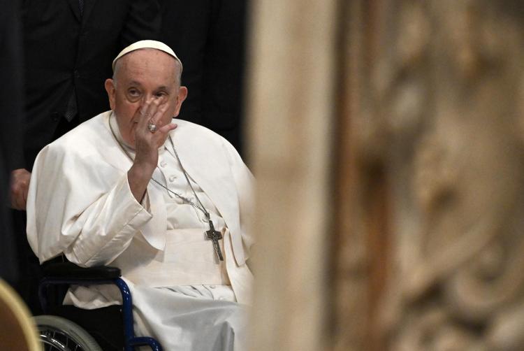 Papa: “Non dimentichiamo gli anziani, no a città ‘concentrati di solitudine'”.