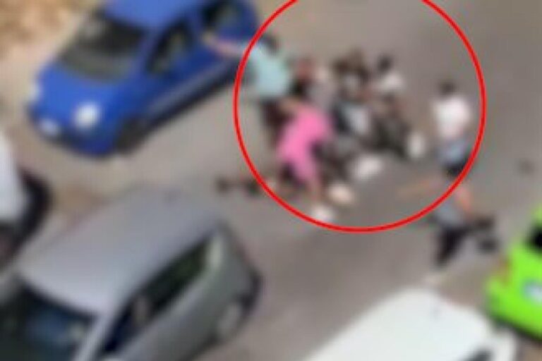 Tenta uno scippo, ma viene linciato dai passanti a Roma.