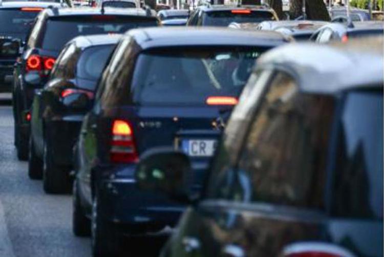 Codice della strada 2023, nuove misure: “Multe fino a 1.700 euro per cellulare alla guida”.