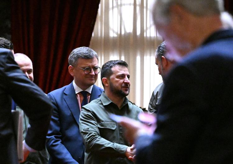 Ucraina, Zelensky agli Usa: “Se non riceviamo aiuti perderemo guerra”.