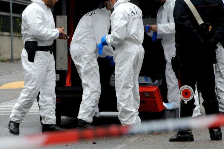 Ancona, uccide la moglie a coltellate mentre la figlia è in casa.