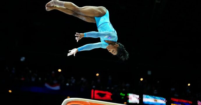 Simone Biles, la ginnasta è nella storia con il suo salto impossibile ai Mondiali di Anversa.