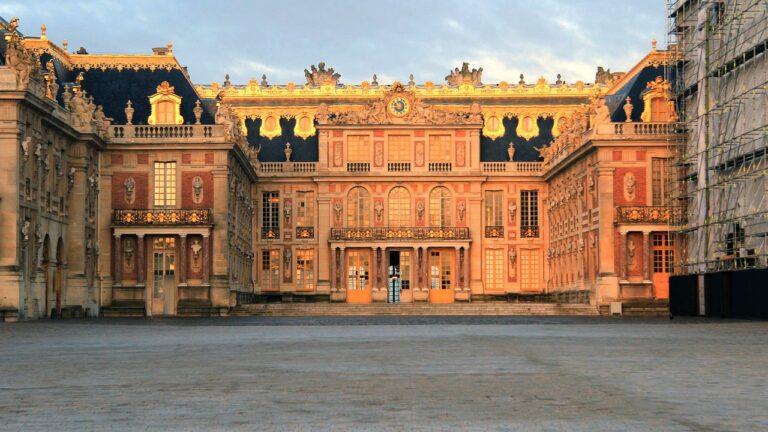 Versailles, scoppia il caso del curatore che organizzava incontri privati a pagamento.