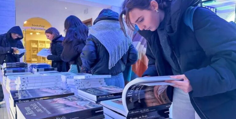 Bella iniziativa del MAR di Ravenna: il museo per Natale regala libri a tutti i visitatori.