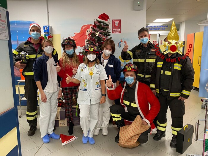 Regali Natale in ospedale con l’autopompa dei Vigili del Fuoco.