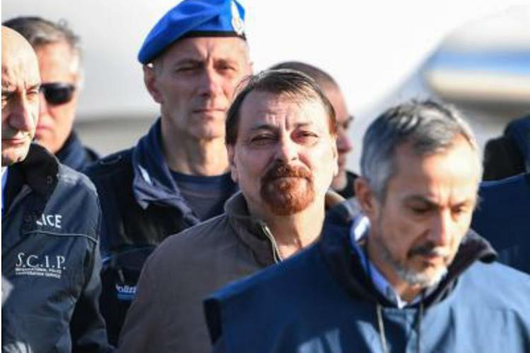 ‘Redenzione’ per Cesare Battisti, no delle famiglie delle vittime all’incontro.