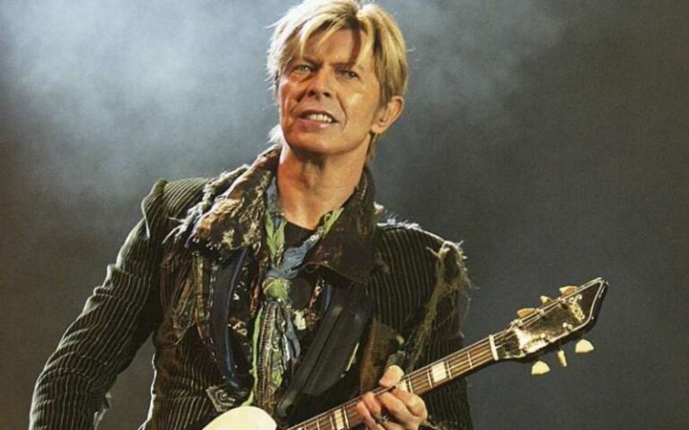 David Bowie: Ziggy Stardust e i ragni da Marte alla ricerca del disperso Major Tom.