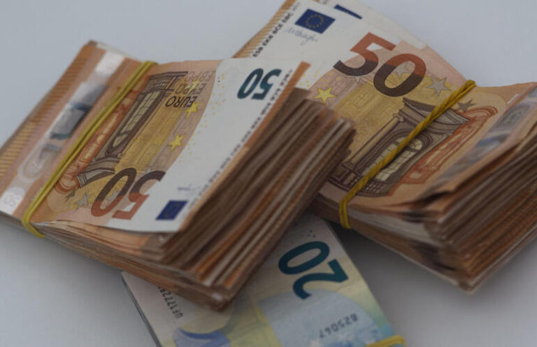 E’ boom del ‘compra ora, paga dopo’ ma rischio indebitamento.