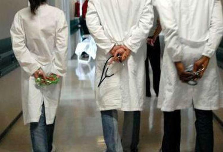 Medici in corsia fino a 72 anni, approvato emendamento al Milleproroghe.