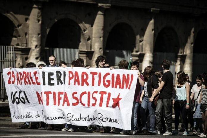 25 Aprile: Roma; ancora tensione a corteo, ps separa gruppi