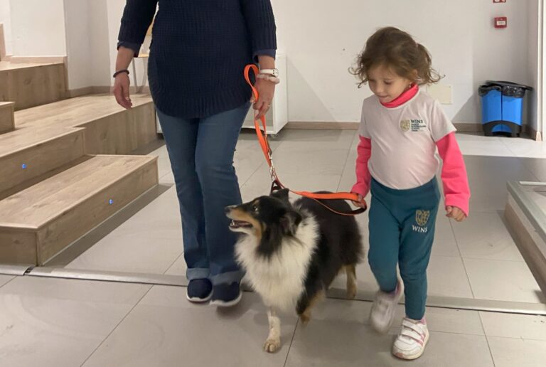 WINS LOVES PETS: PER UN MESE I CANI IN CLASSE PER INSEGNARE RISPETTO E RESPONSABILITA’.