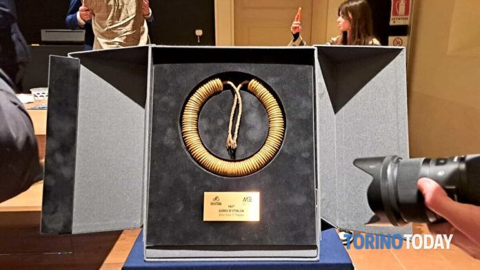 Il-premio-per-la-prima-tappa-del-Giro-dItalia-2024-la-riproduzione-del-collare-al-valore-indossato-dallarchitetto-egizio-Kha-ph.-Torino-Today