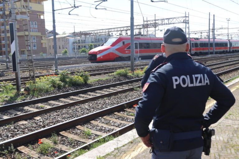 Milano, “quell’uomo come impazzito”: il racconto dei colleghi del poliziotto ferito.