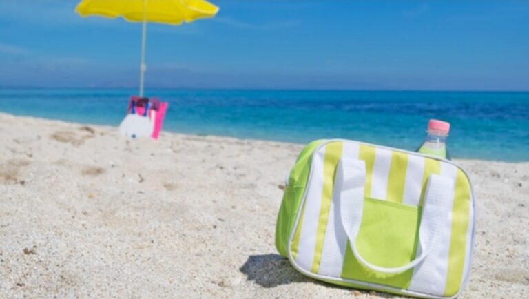 Mamma va al mare con la borsa frigo, il lido la blocca: «Niente picnic in spiaggia». Dentro c’era il pranzo per la figlia celiaca.