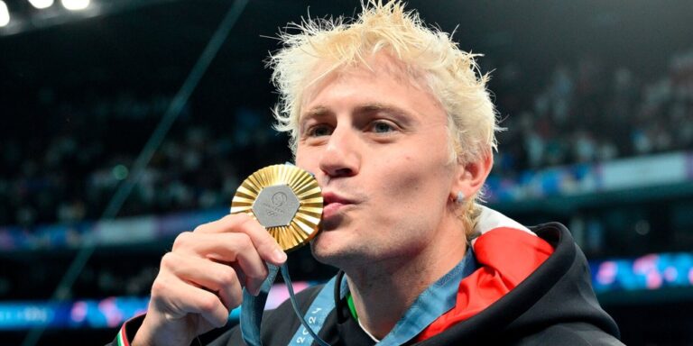 Parigi 2024, il biondo d’oro: Martinenghi vince i 100 rana.