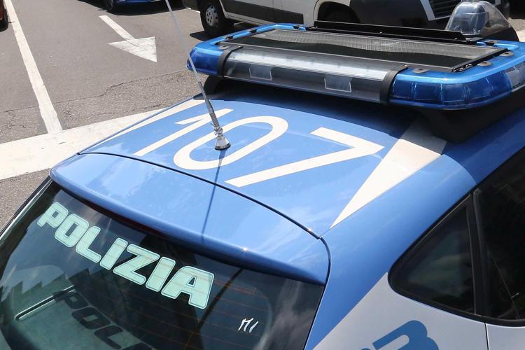 Violentata fuori da discoteca a Pontedera, arrestato 19enne: si era filmato durante lo stupro.