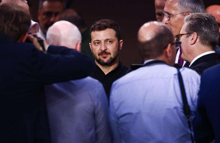 Ucraina, Zelensky e l’apertura alla Russia: svolta del leader di Kiev? L’analisi.