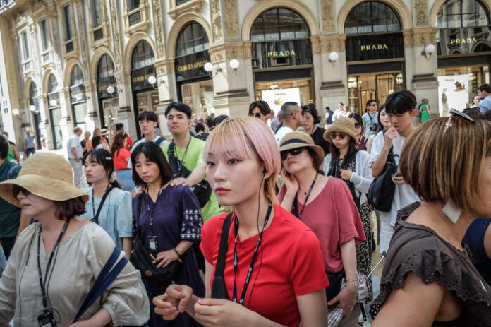 Folla di turisti in centro a Milano