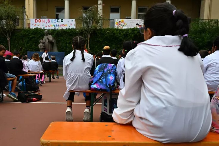 C’è troppo caldo, le scuole aprano a ottobre. La proposta che fa arrabbiare le famiglie.