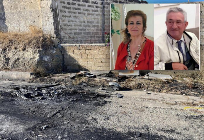 ++ Dà fuoco alla moglie in auto e poi la uccide a mani nude ++