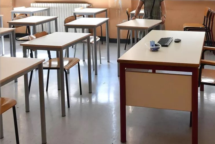 Ragazzino accoltellato nel cortile di scuola da una compagna dodicenne: ‘Ha fatto la spia’.