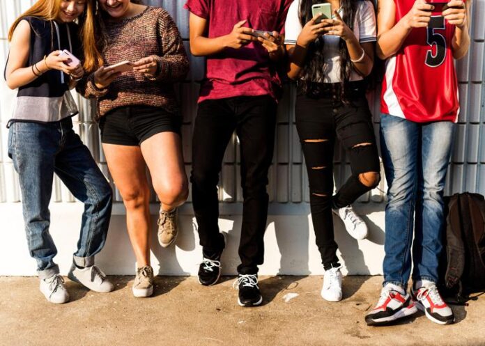giovani_cellulare_social_123rf
