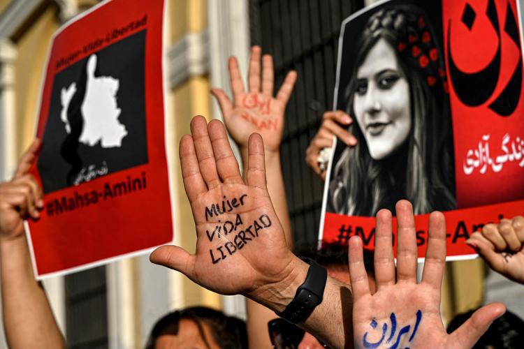 Iran, in clinica psichiatrica chi sfida l’obbligo del velo: l’annuncio choc.