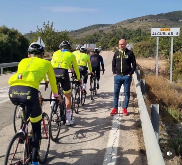 stefano_garzelli_con_i_ragazzi_della_sua_scuola_di_ciclismo