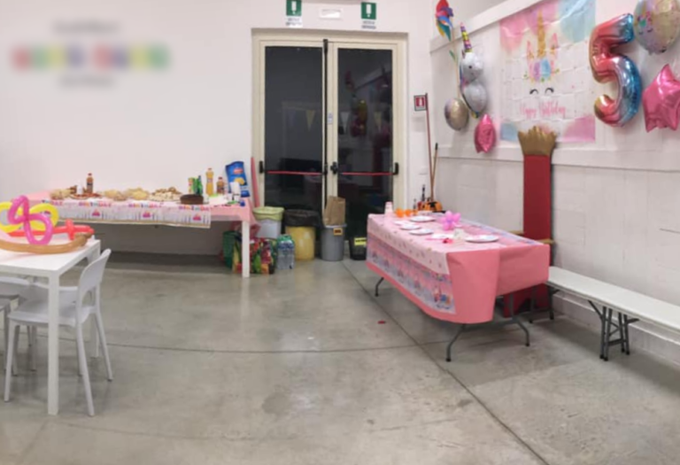 Castiglione del Lago, nessuno si presenta alla festa della figlia, i genitori donano i regali arrivati dopo aver raccontato l’episodio.