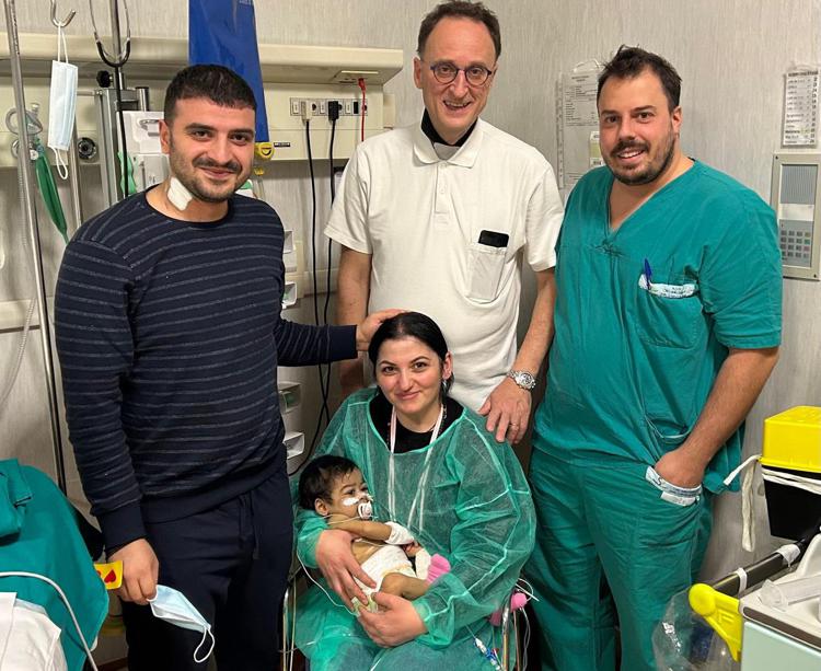 Torino, papà dona parte del suo fegato e salva la figlia di 11 mesi.