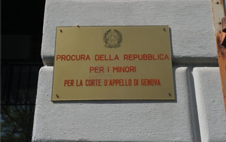 Violenza su una ragazzina di 13 anni, spedizione punitiva degli amici a casa dell’ex 15enne.