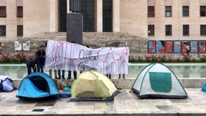 caro affitti protesta sapienza