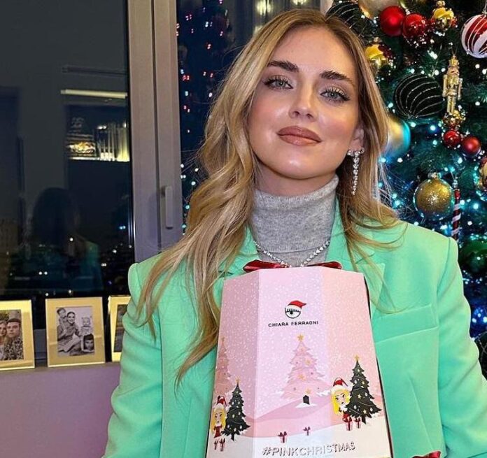 ferragni_pandoro_alberonatale_fg