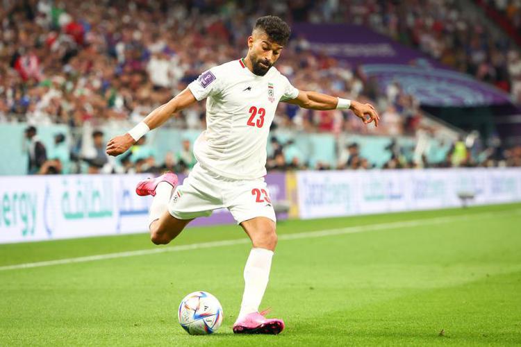 Iran, calciatore abbraccia tifosa prima di una partita: rischia squalifica.