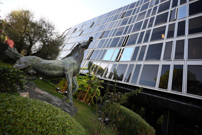 Rai, la statua del cavallo e l'ingresso